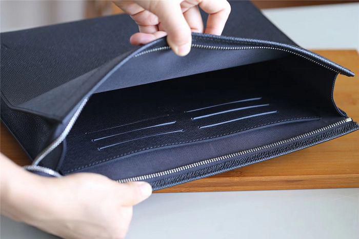 #m30043 l**is V*t*n 2018 men pochette voyage gm taiga leather