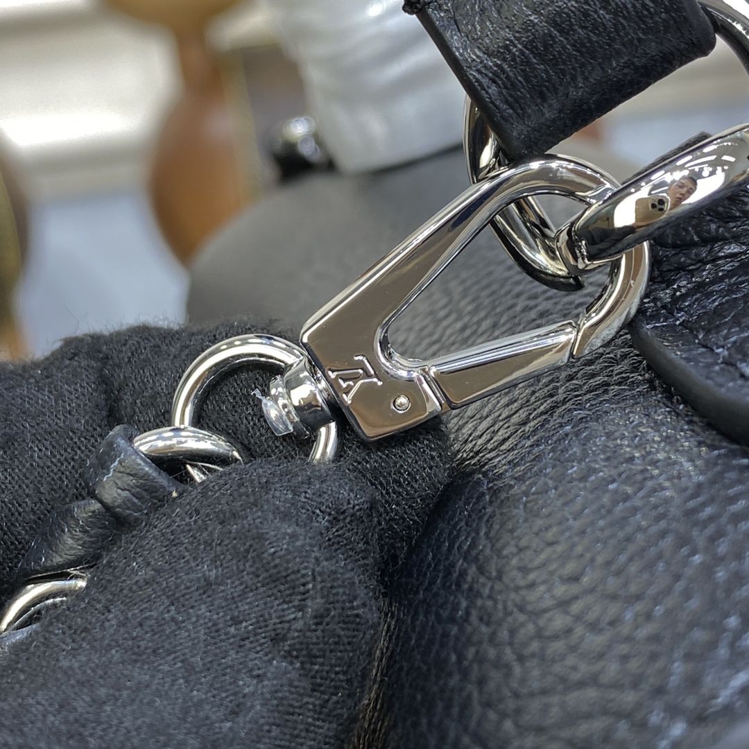 #m20997 l**is V*t*n lockme ever mini handbag