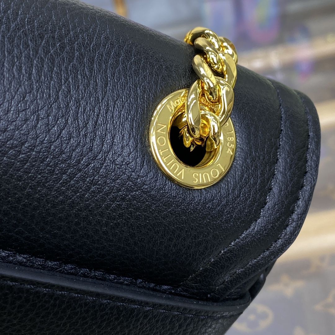 #m22303 l**is V*t*n lockme chain bag east west
