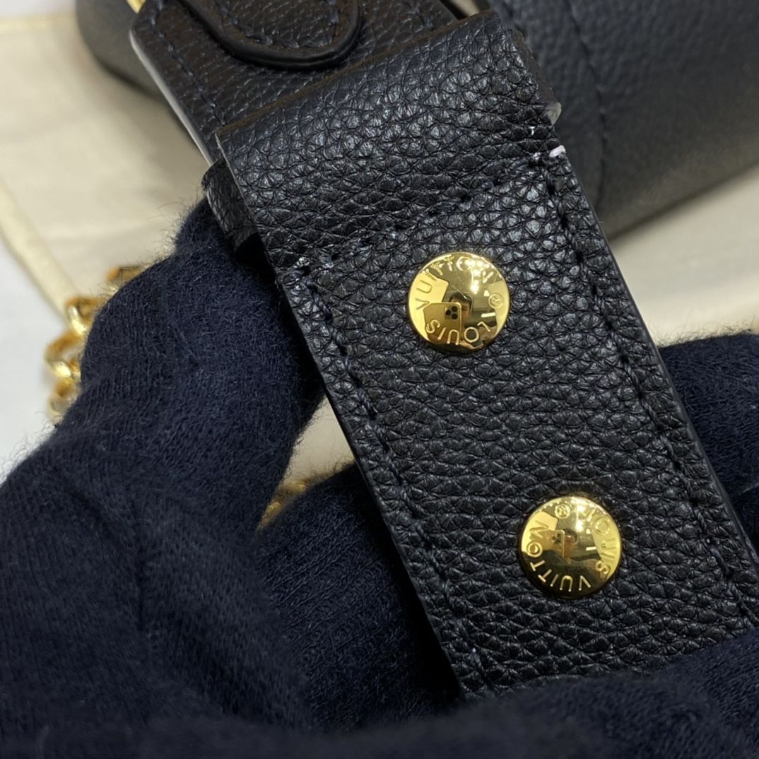 #m58557 l**is V*t*n grained calf leather lockme tender