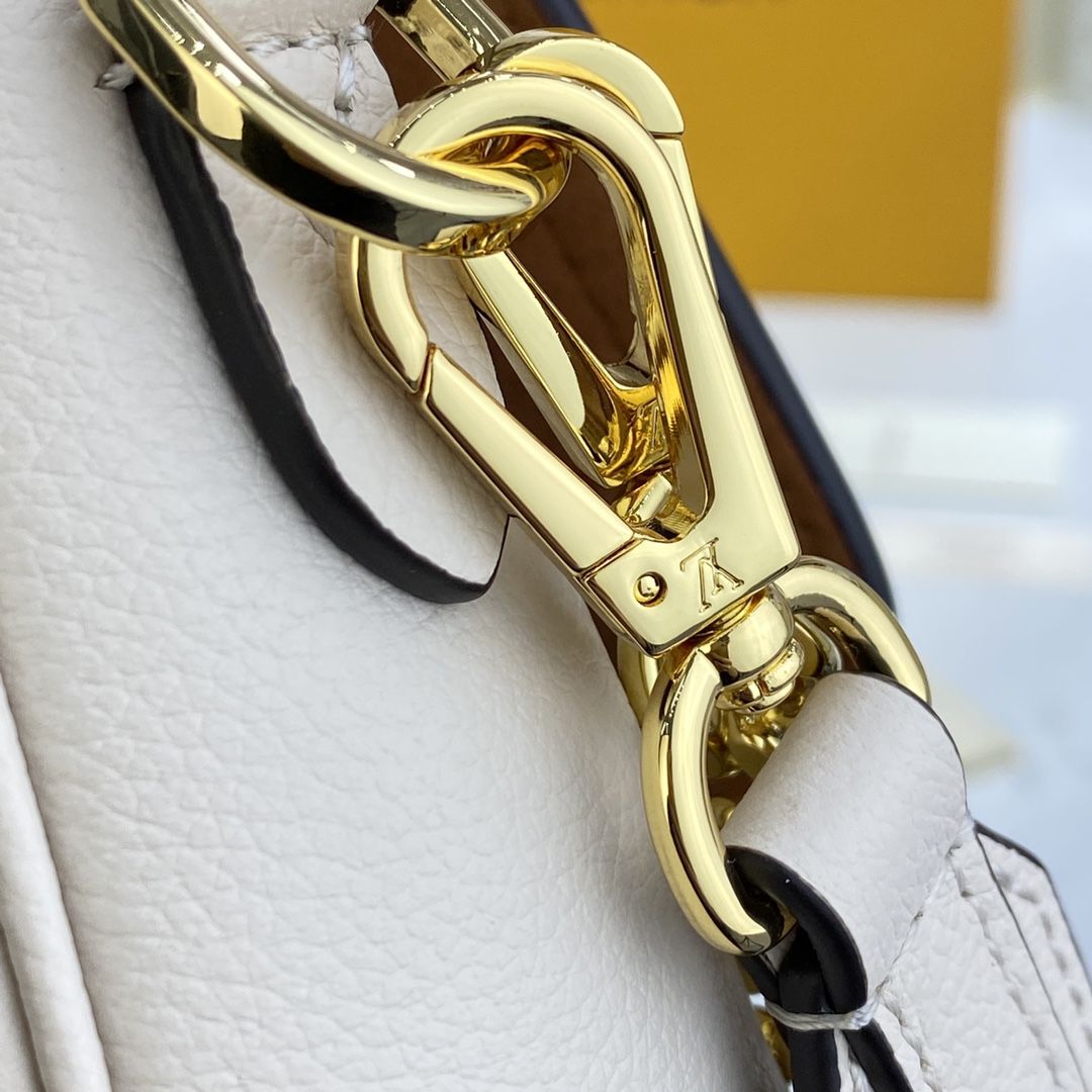 #m59733 l**is V*t*n grained calf leather lockme tender