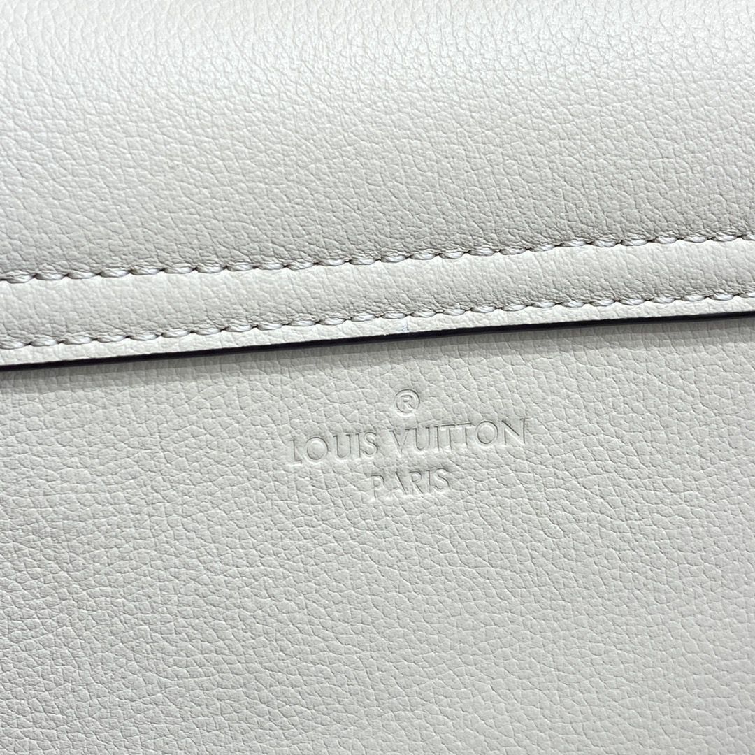 #m59733 l**is V*t*n grained calf leather lockme tender