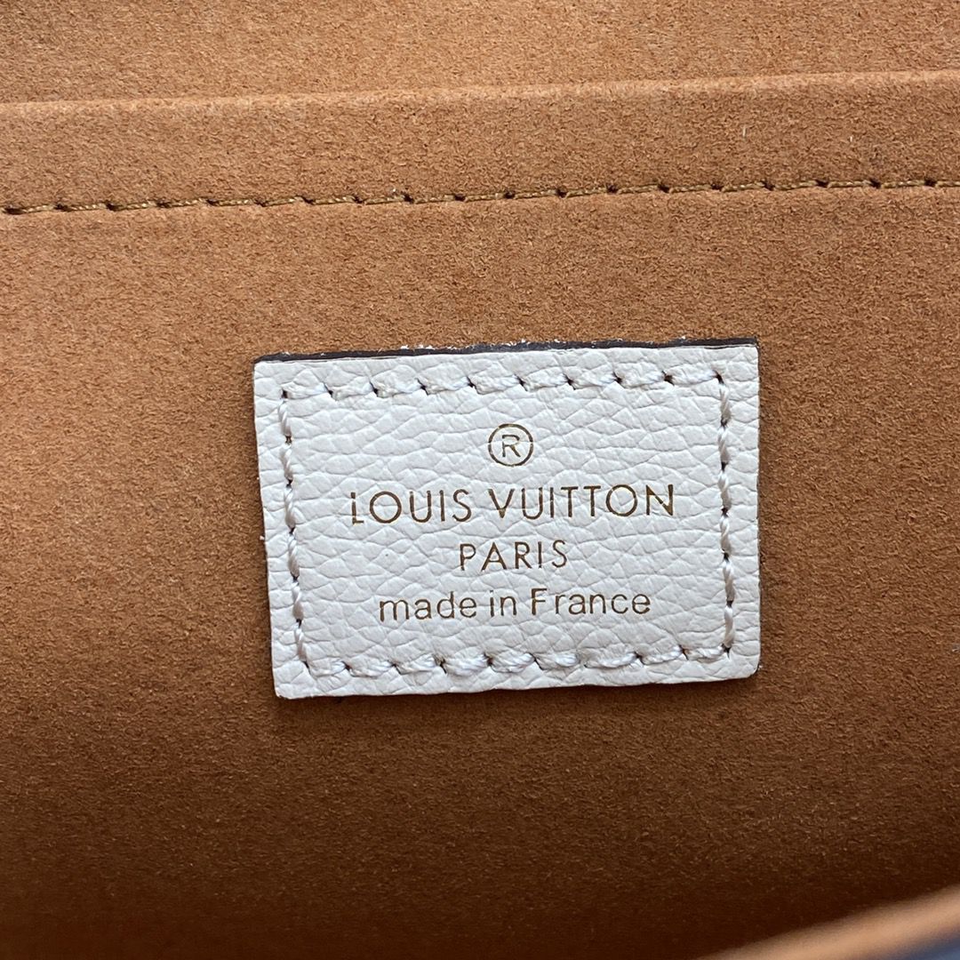 #m59733 l**is V*t*n grained calf leather lockme tender