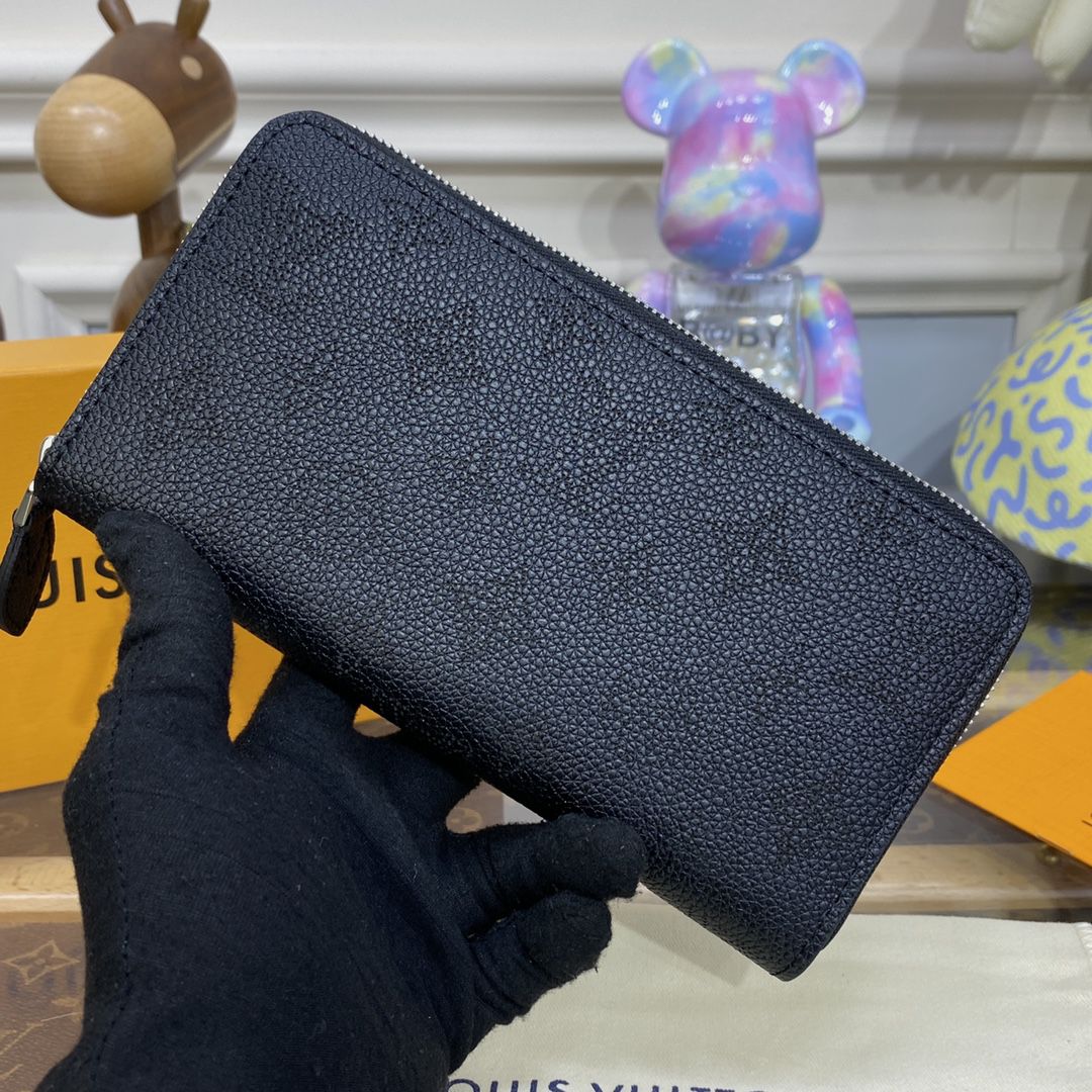 #m61867 l**is V*t*n mahina zippy wallet