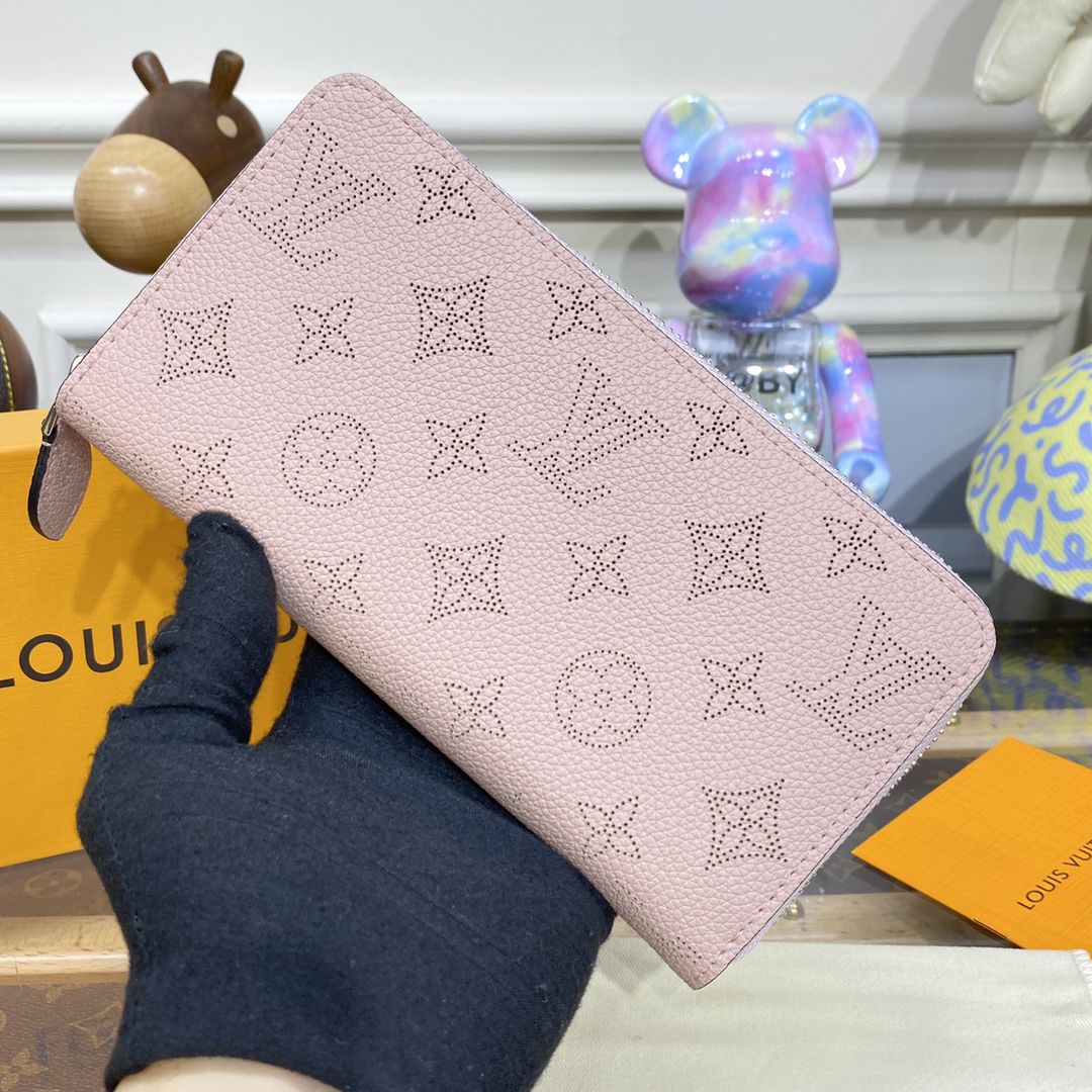 #m61868 l**is V*t*n mahina zippy wallet