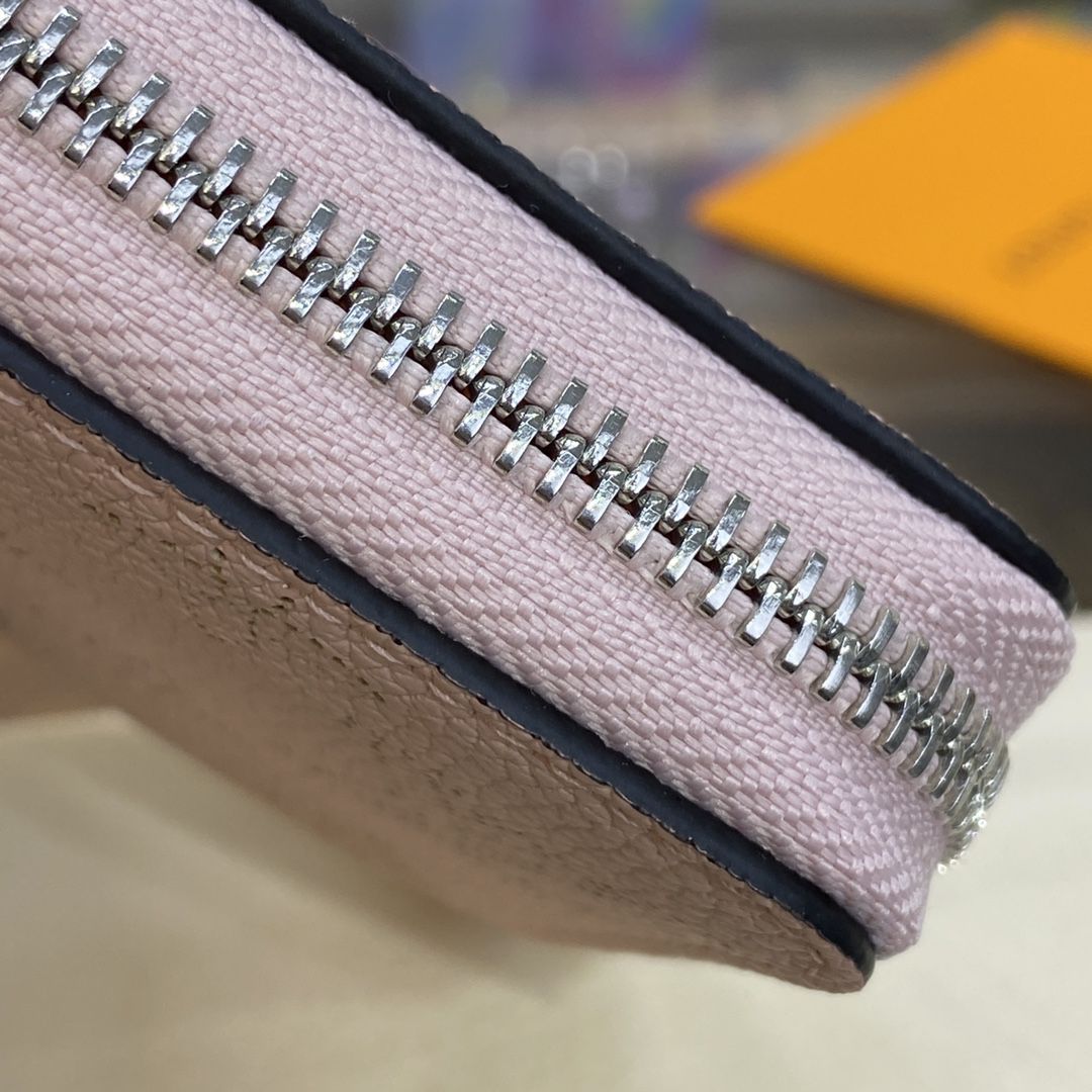 #m61868 l**is V*t*n mahina zippy wallet