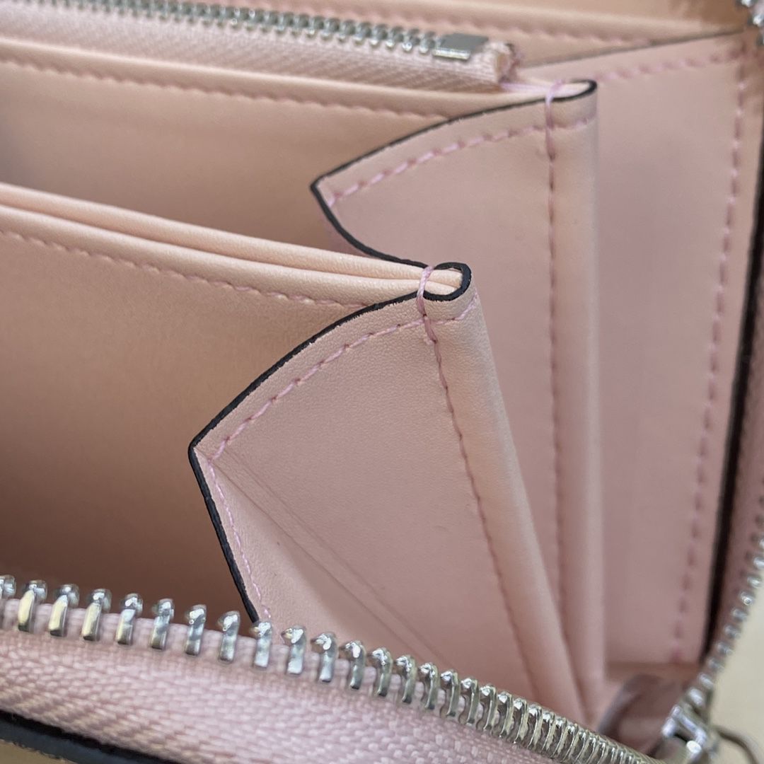 #m61868 l**is V*t*n mahina zippy wallet
