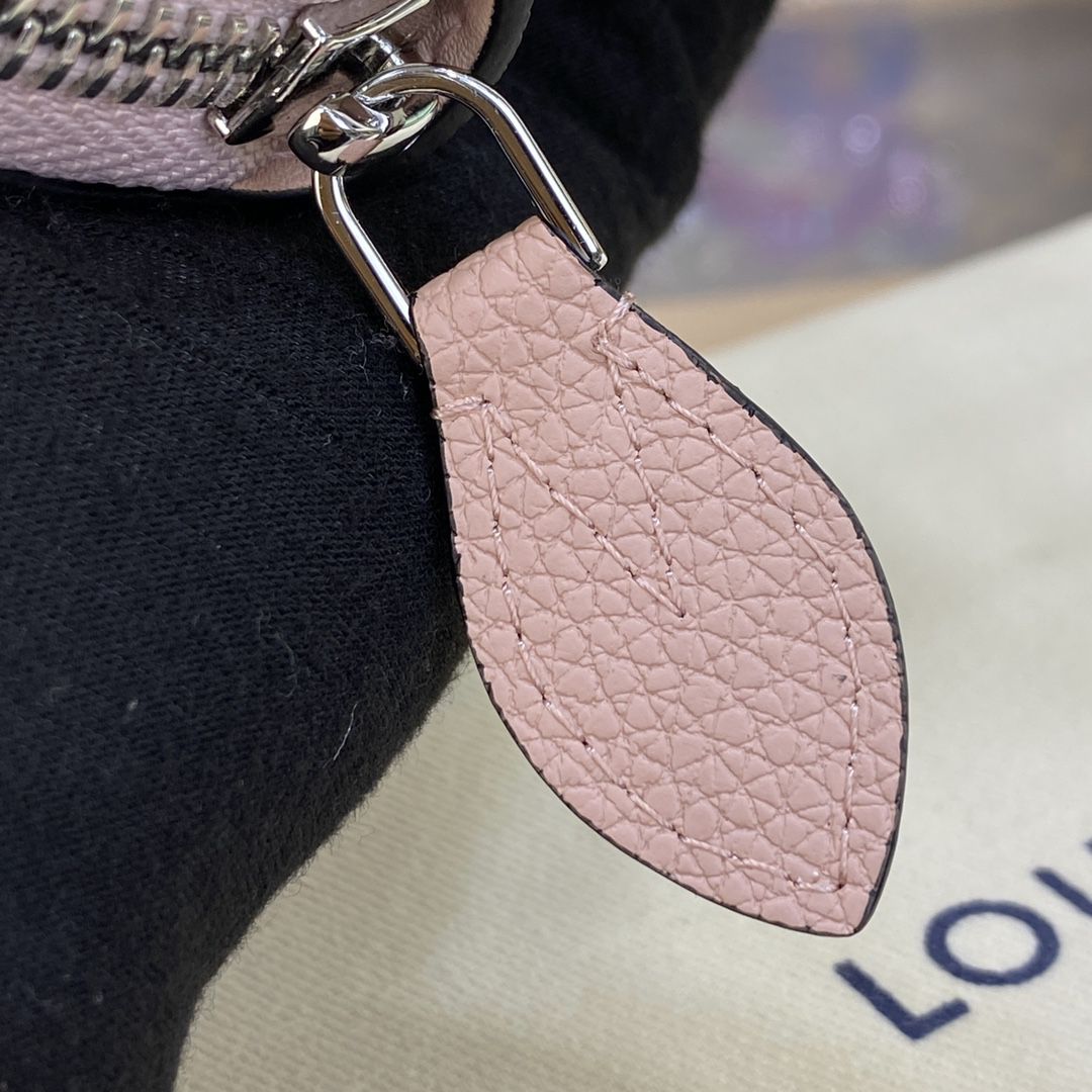 #m61868 l**is V*t*n mahina zippy wallet