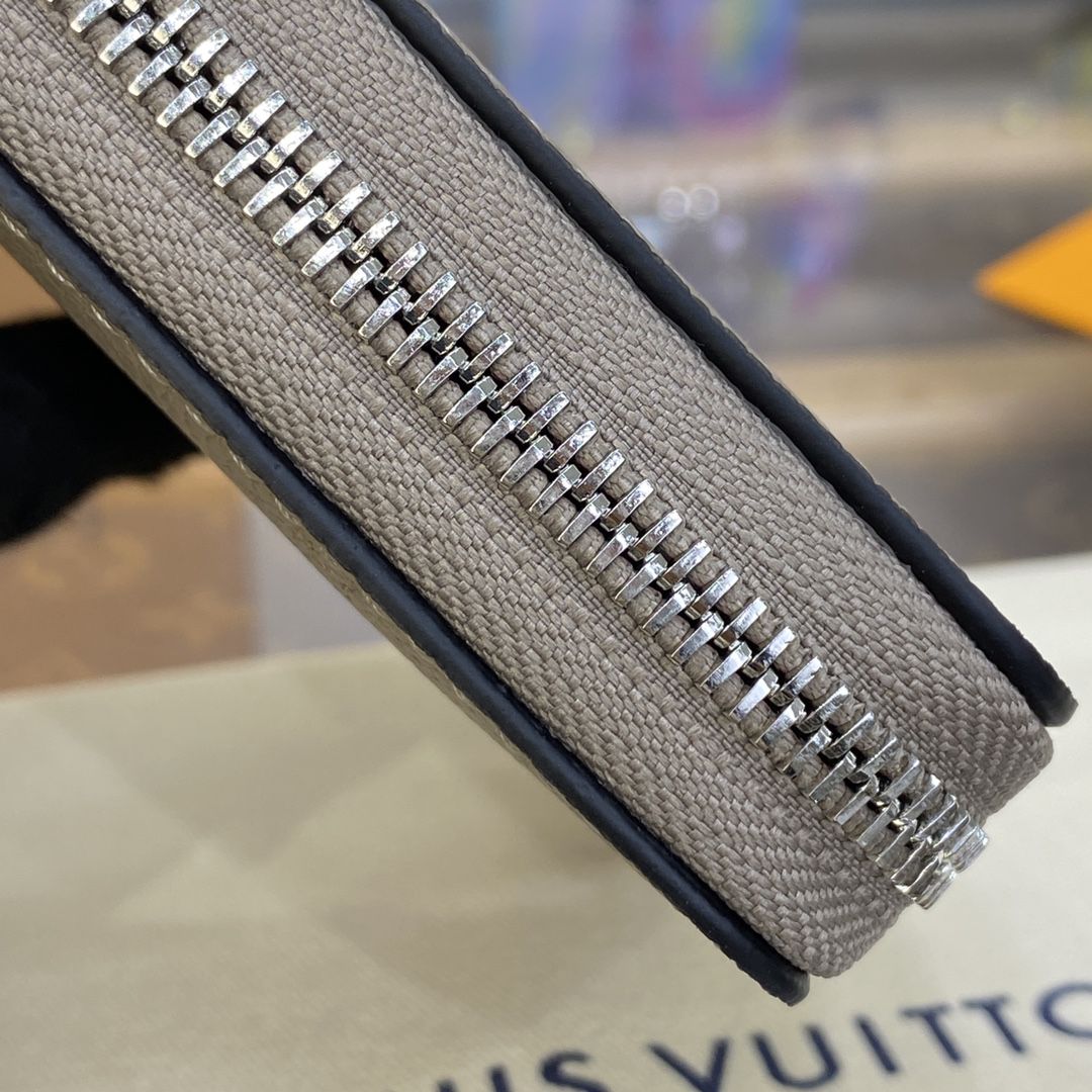 #m69821 l**is V*t*n mahina zippy wallet