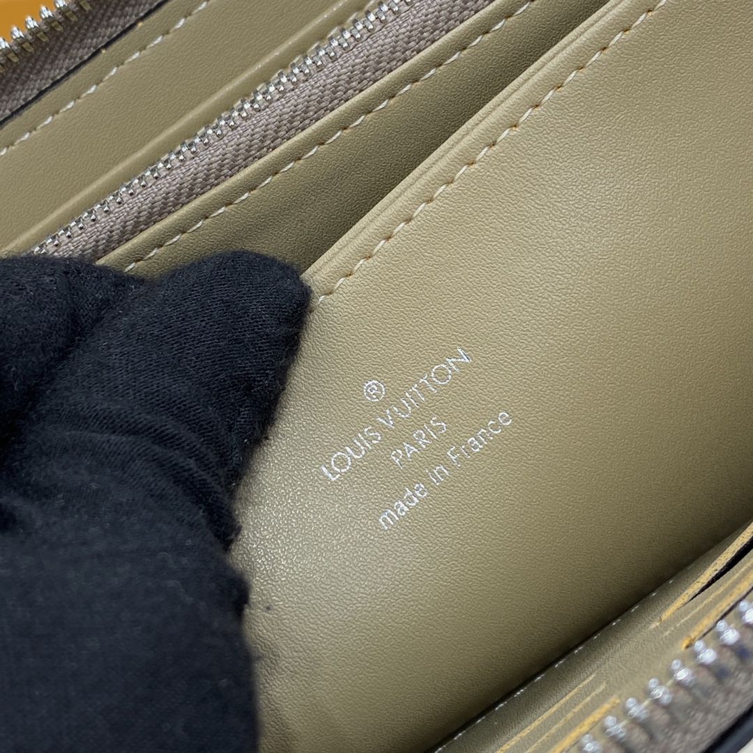 #m69821 l**is V*t*n mahina zippy wallet