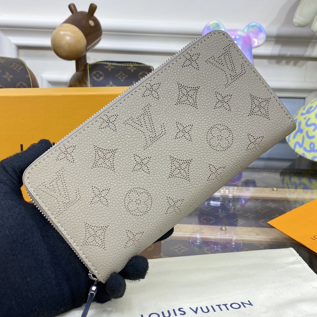 #m69821 l**is V*t*n mahina zippy wallet