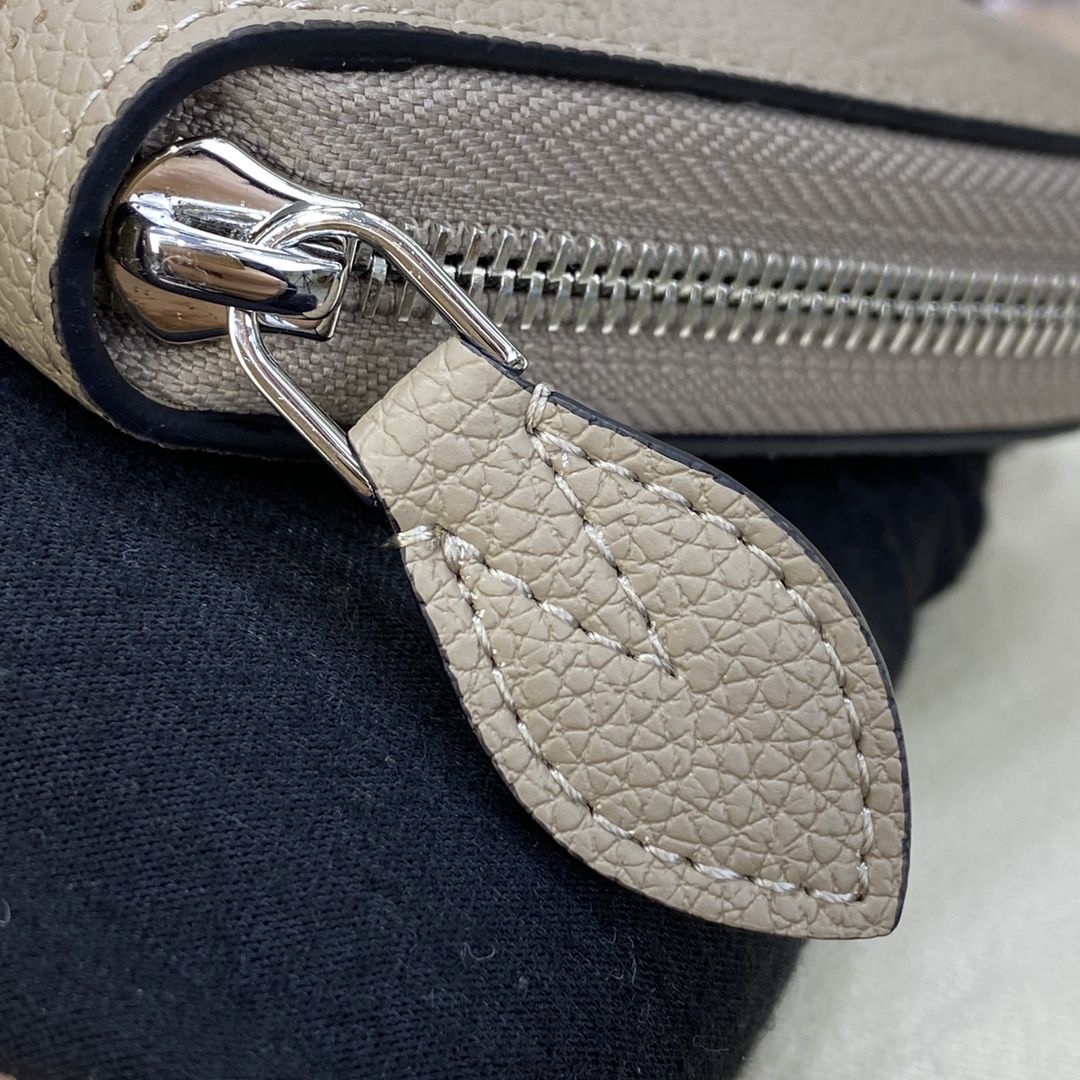 #m69821 l**is V*t*n mahina zippy wallet