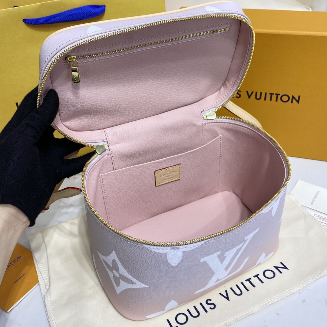 #m80357 l**is V*t*n nice bb toiletries bag