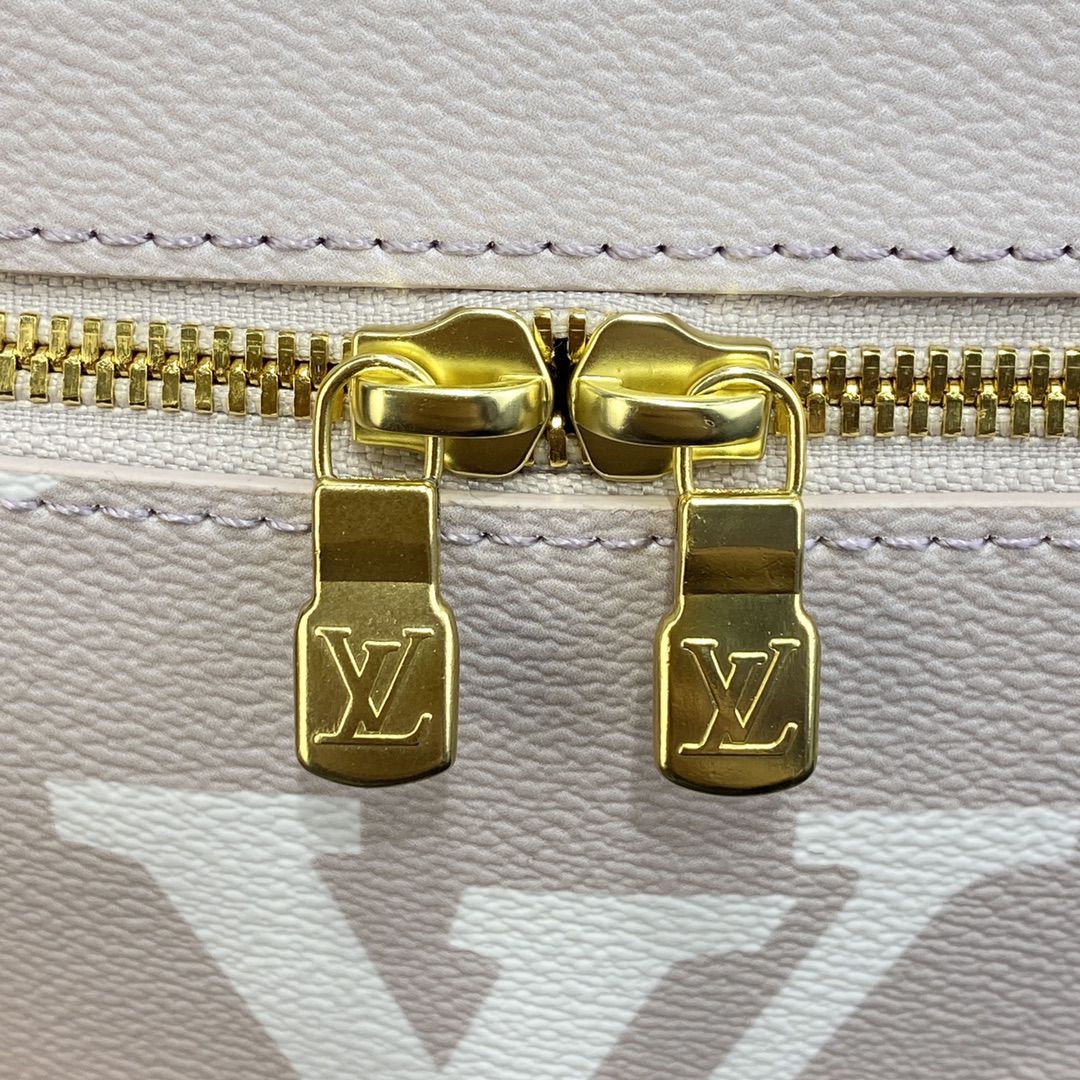 #m80357 l**is V*t*n nice bb toiletries bag
