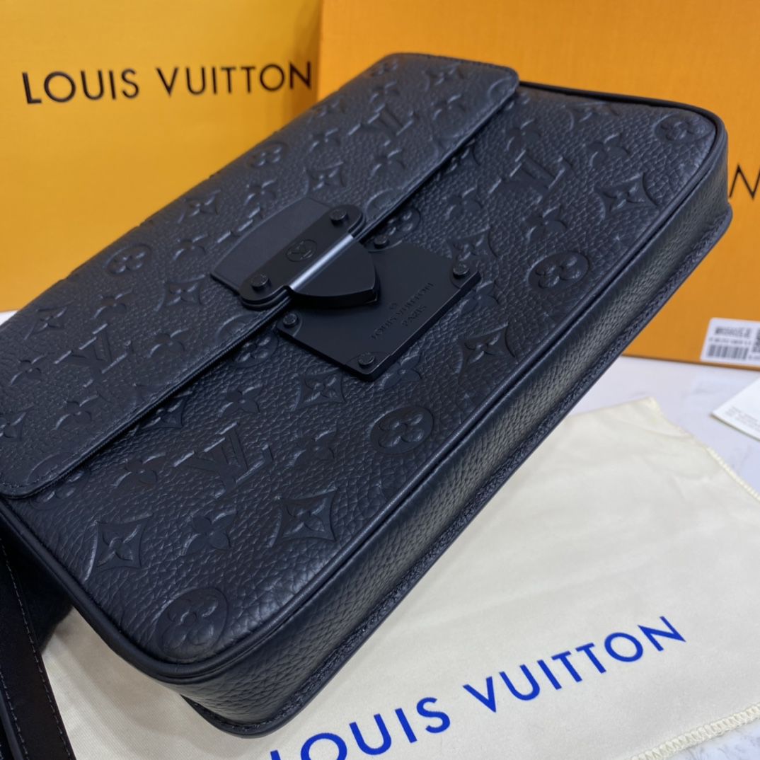 #m80582 l**is V*t*n monogram embossed taurillon leather s lock a4 pouch-black