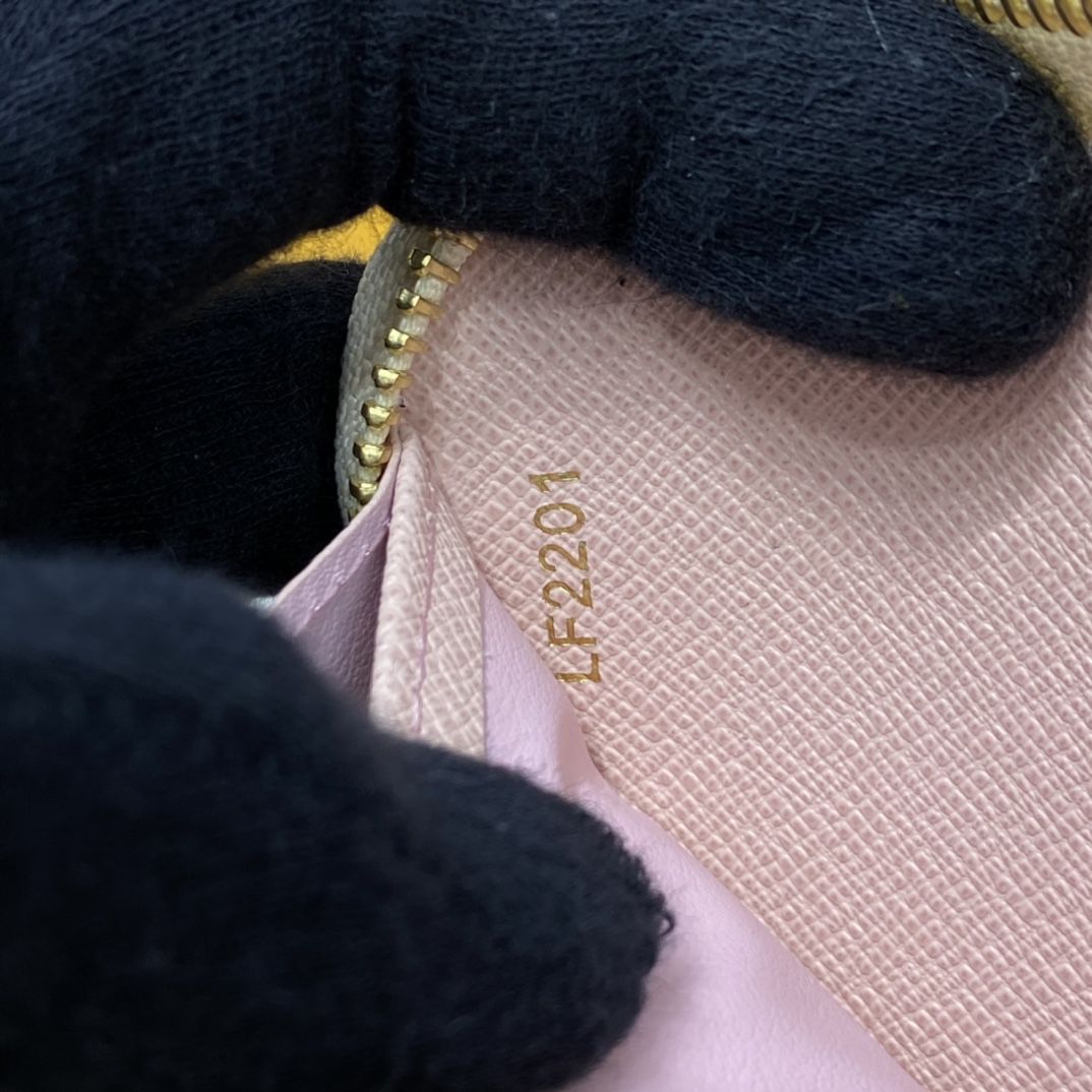 #m80676 l**is V*t*n wild at heart zippy wallet