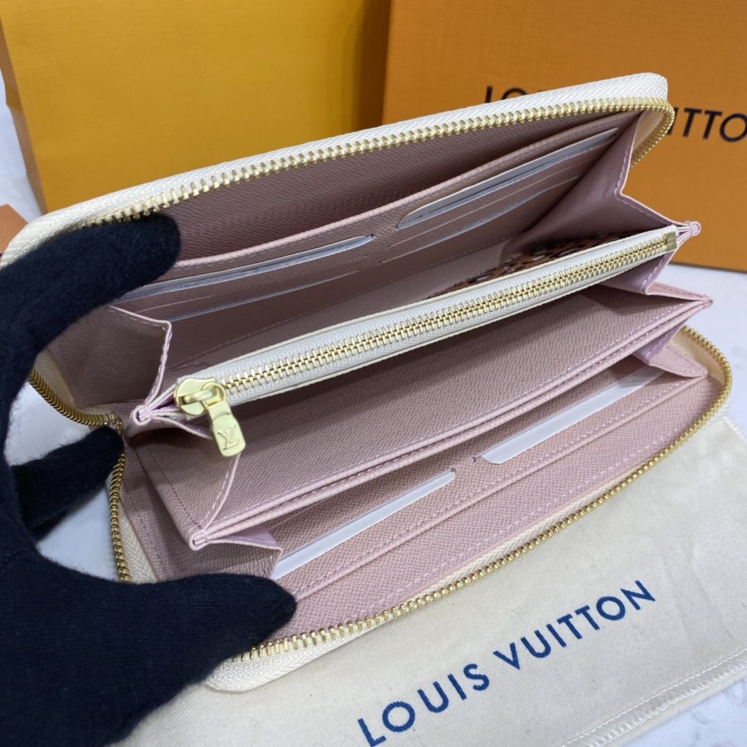 #m80676 l**is V*t*n wild at heart zippy wallet