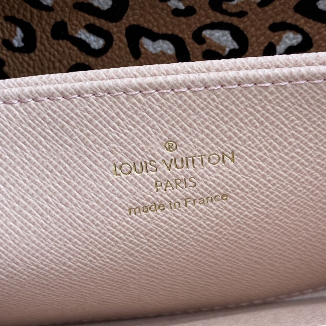 #m80676 l**is V*t*n wild at heart zippy wallet