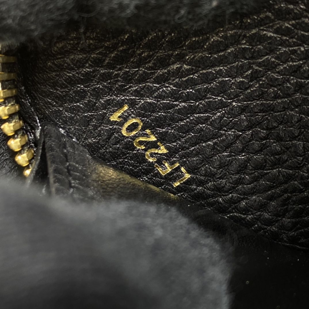 #m80680 l**is V*t*n wild at heart zippy wallet