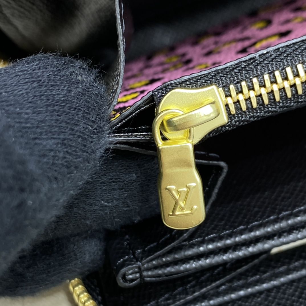 #m80683 l**is V*t*n wild at heart zippy wallet