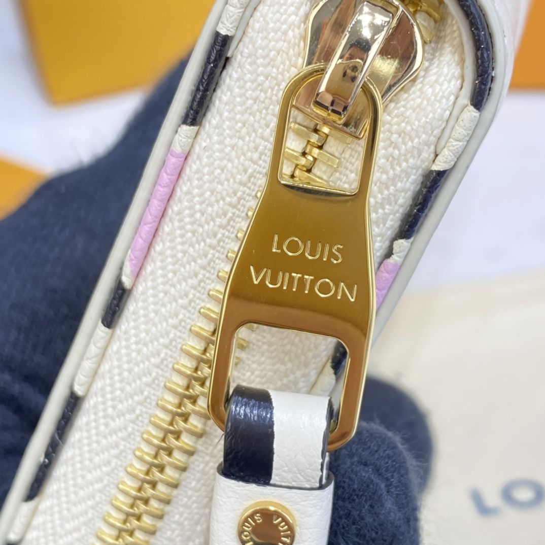 #m80685 l**is V*t*n wild at heart zippy wallet