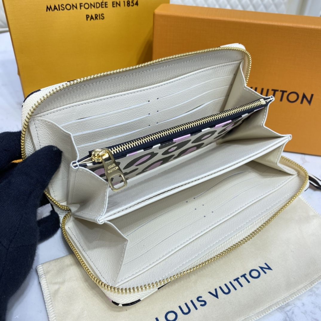 #m80685 l**is V*t*n wild at heart zippy wallet
