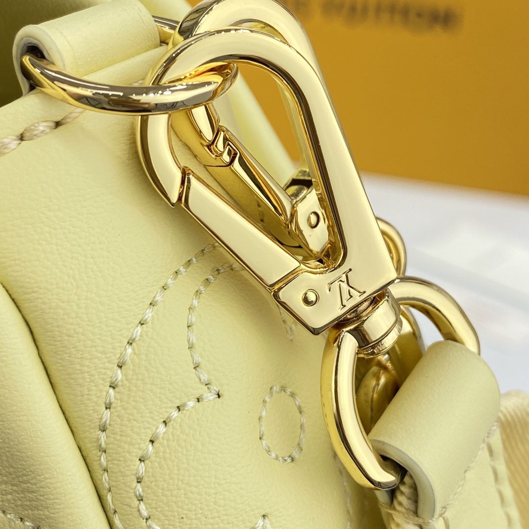 #m81400 l**is V*t*n bubblegram wallet on strap wallet