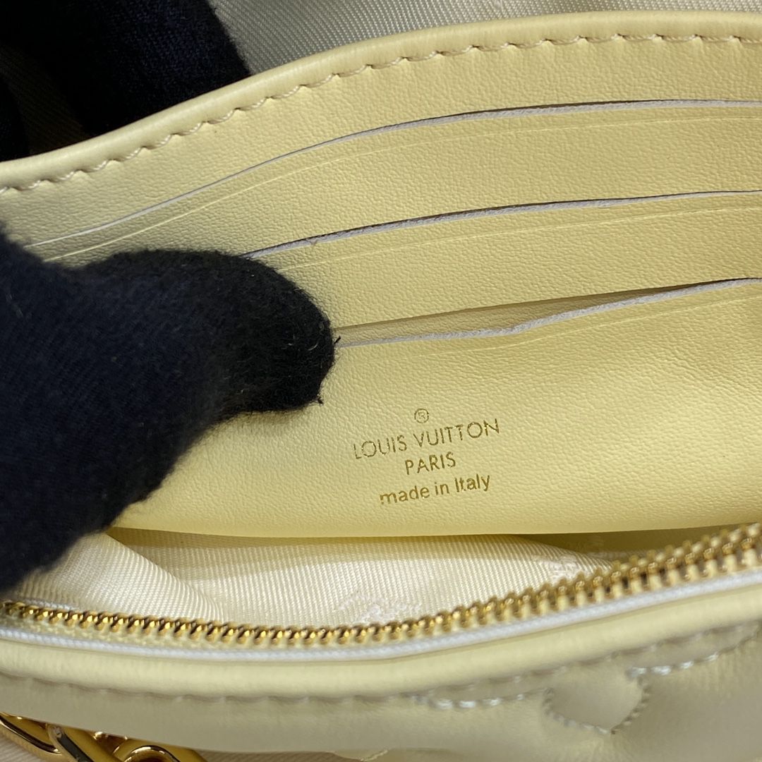 #m81400 l**is V*t*n bubblegram wallet on strap wallet
