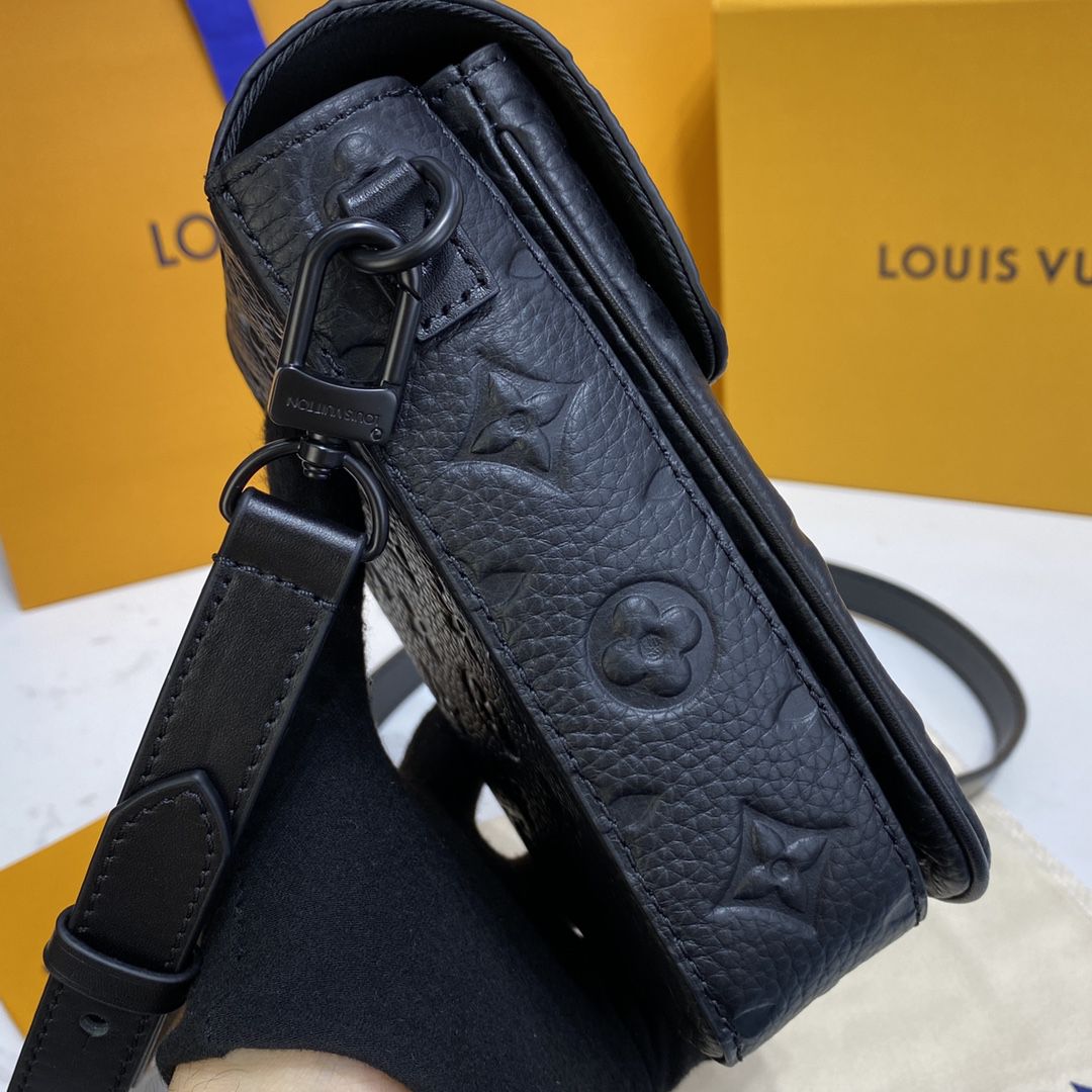#m81524 l**is V*t*n taurillon monogram s-lock vertical wearable wallet