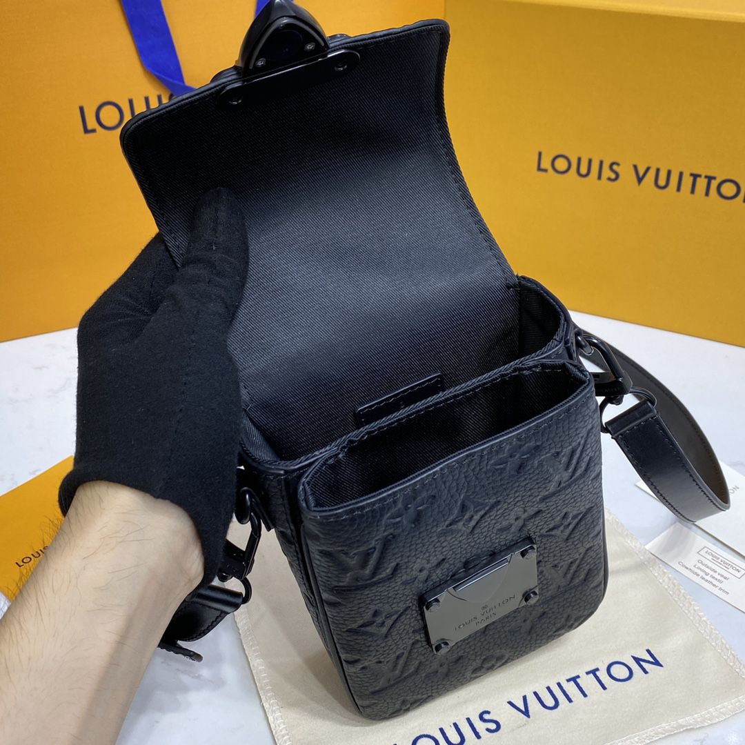 #m81524 l**is V*t*n taurillon monogram s-lock vertical wearable wallet