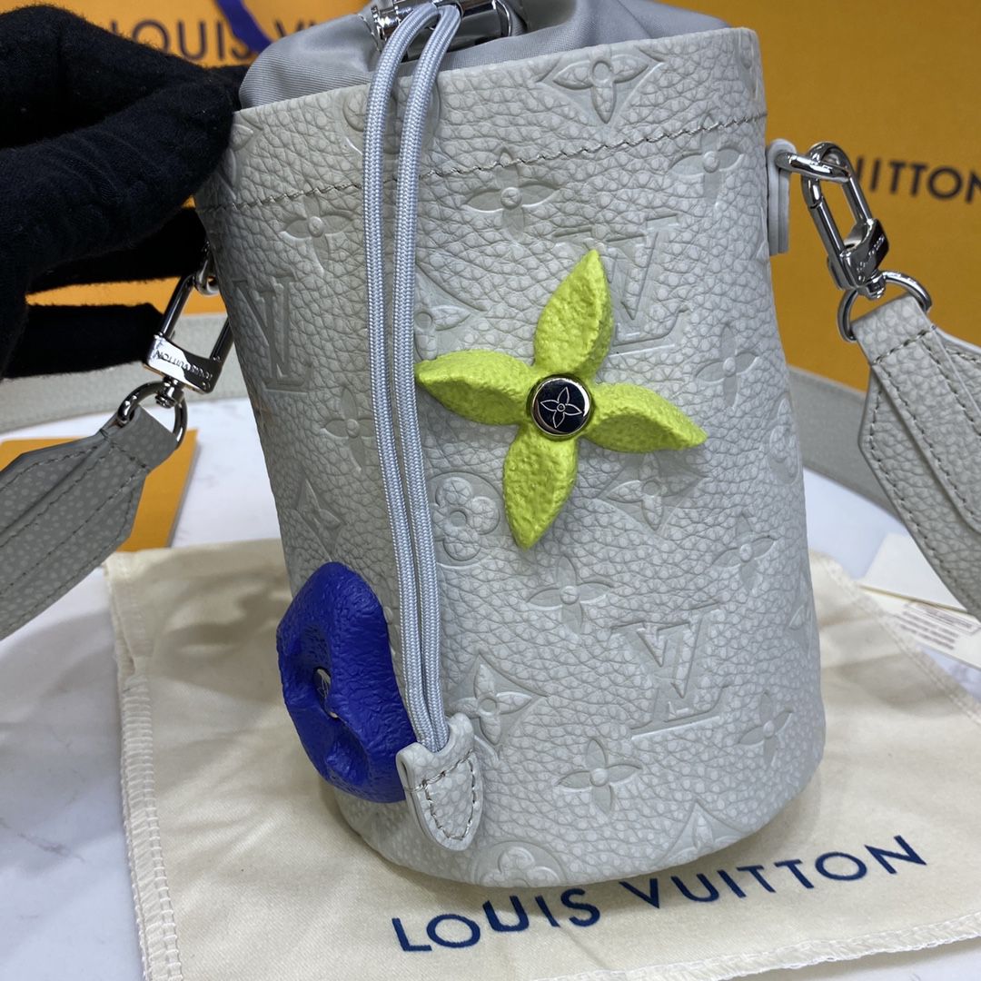 #m81572 l**is V*t*n monogram virgil abloh’s “climbing” chalk pouch