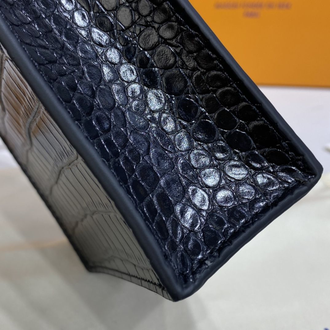 #n99487 l**is V*t*n brilliant alligator leather petit sac plat bag-black