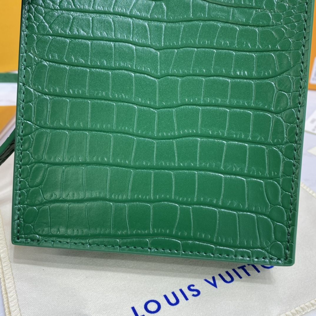 #n99487 l**is V*t*n brilliant alligator leather petit sac plat bag-green