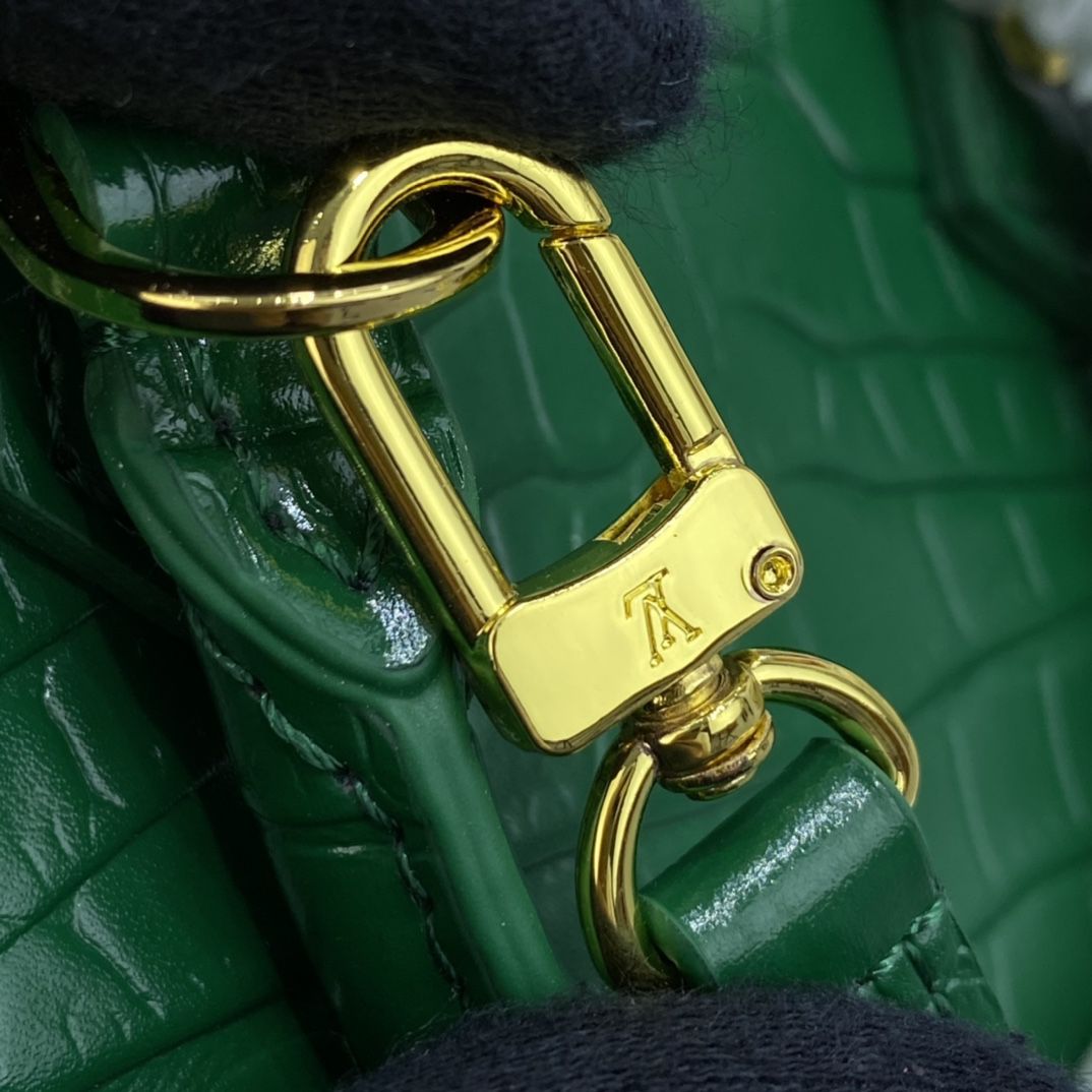 #n99487 l**is V*t*n brilliant alligator leather petit sac plat bag-green